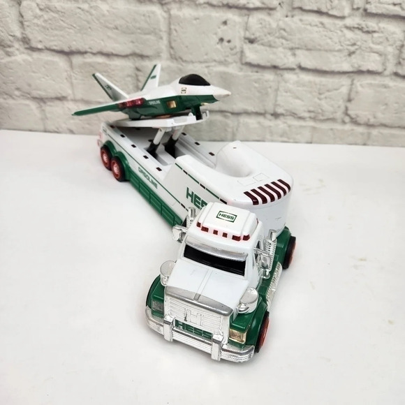 Hess Toy Truck and Jet Collectible 2010 - Picture 4 of 17